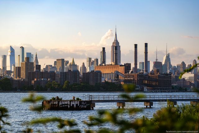the skyline of Manhattan seen from across a river